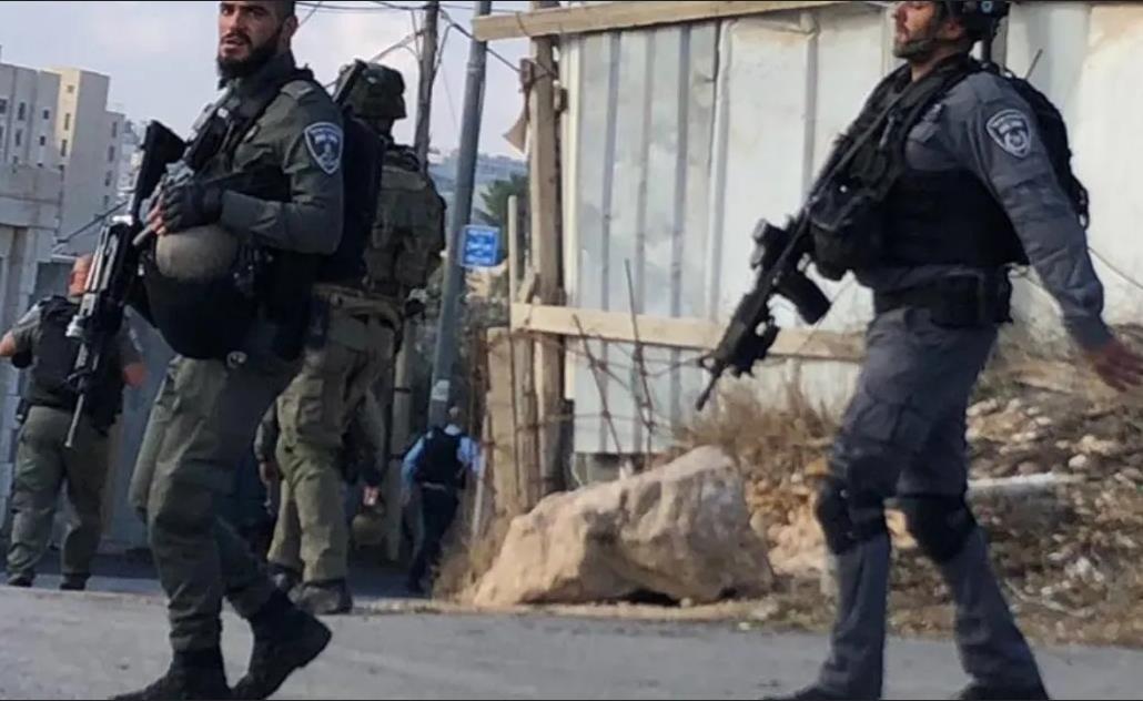 مقتل جندي وإصابة 8 عسكريين صهيونيين بإطلاق نار على حاجز عسكري شرق القدس+(فيديو)