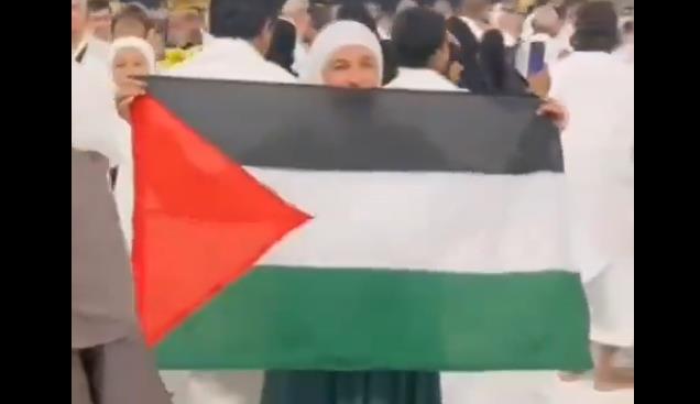 فيديو | الشرطة السعودية تمنع معتمرة من رفع علم فلسطين
