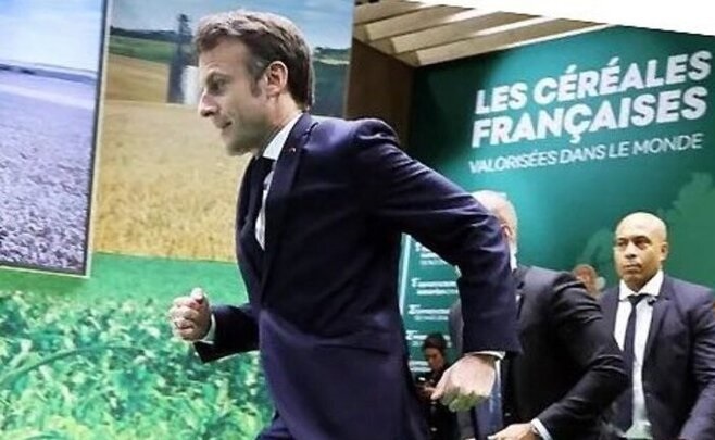 ماكرون يهرب من المزارعين المحتجين في باريس
