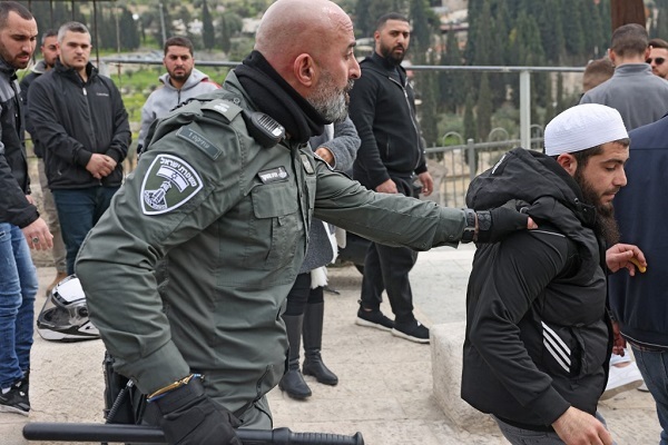 Israeli forces assault worshipers, deny them entry into Al-Aqsa Mosque