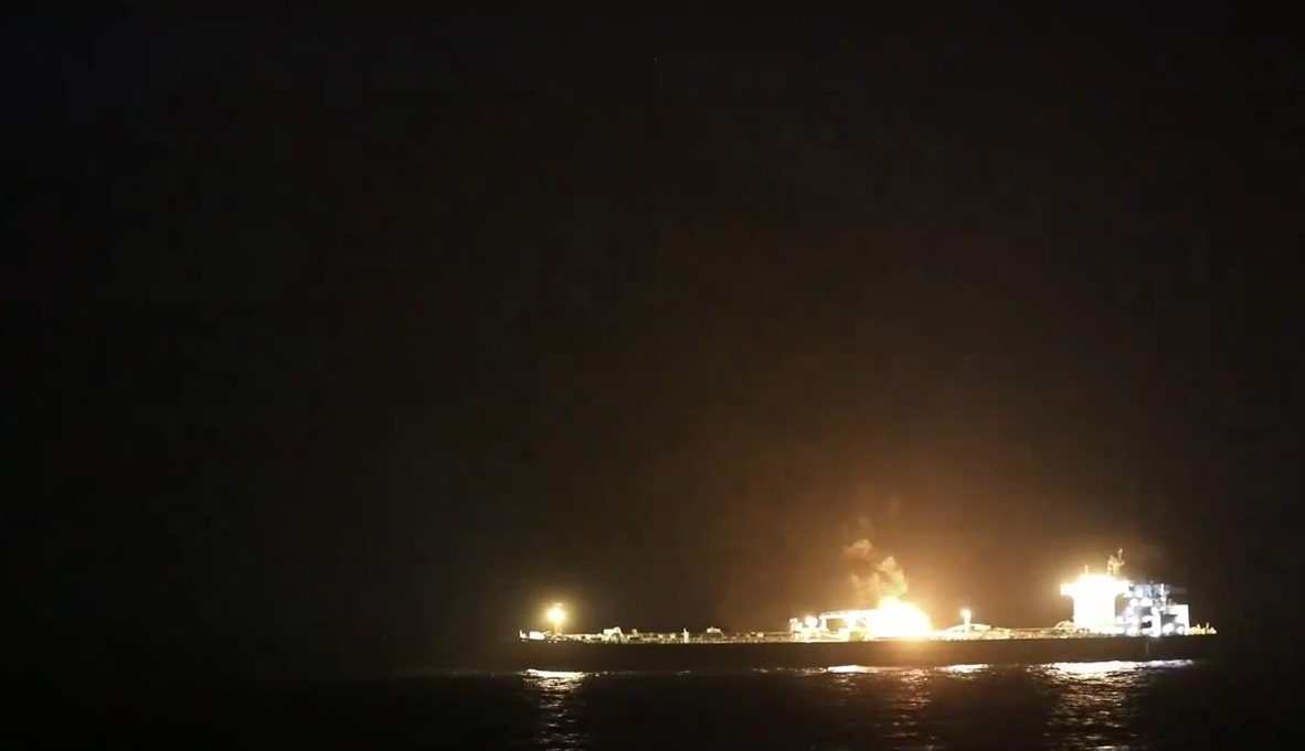 فيديو | مشاهد متداولة للسفينة البريطانية "مارلين لواندا" المستهدفة وهي تحترق