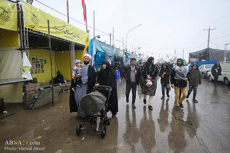 Photos (1): Pilgrims march toward Jamkaran Mosque in snowy weather