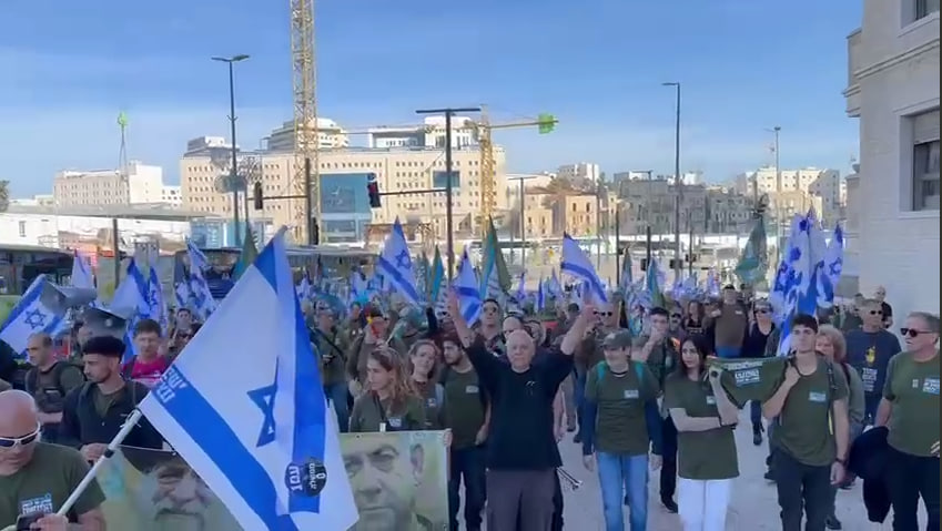 فيديو | متظاهرون صهاینة في القدس يحتجون على إعفاء طلاب المدرسة الدينية من التجنيد 