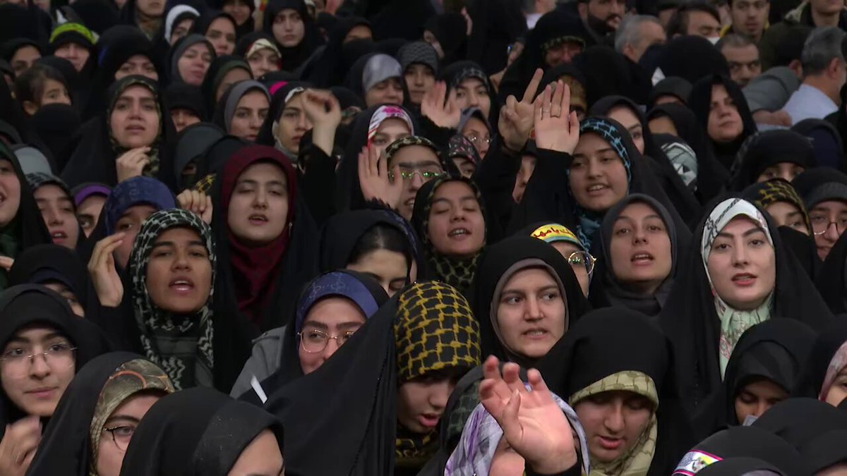 فيديو | حسينية الإمام الخميني (قده) تعجّ بالمقترعين لأوّل مرّة يترقّبون إطلالة الإمام الخامنئي