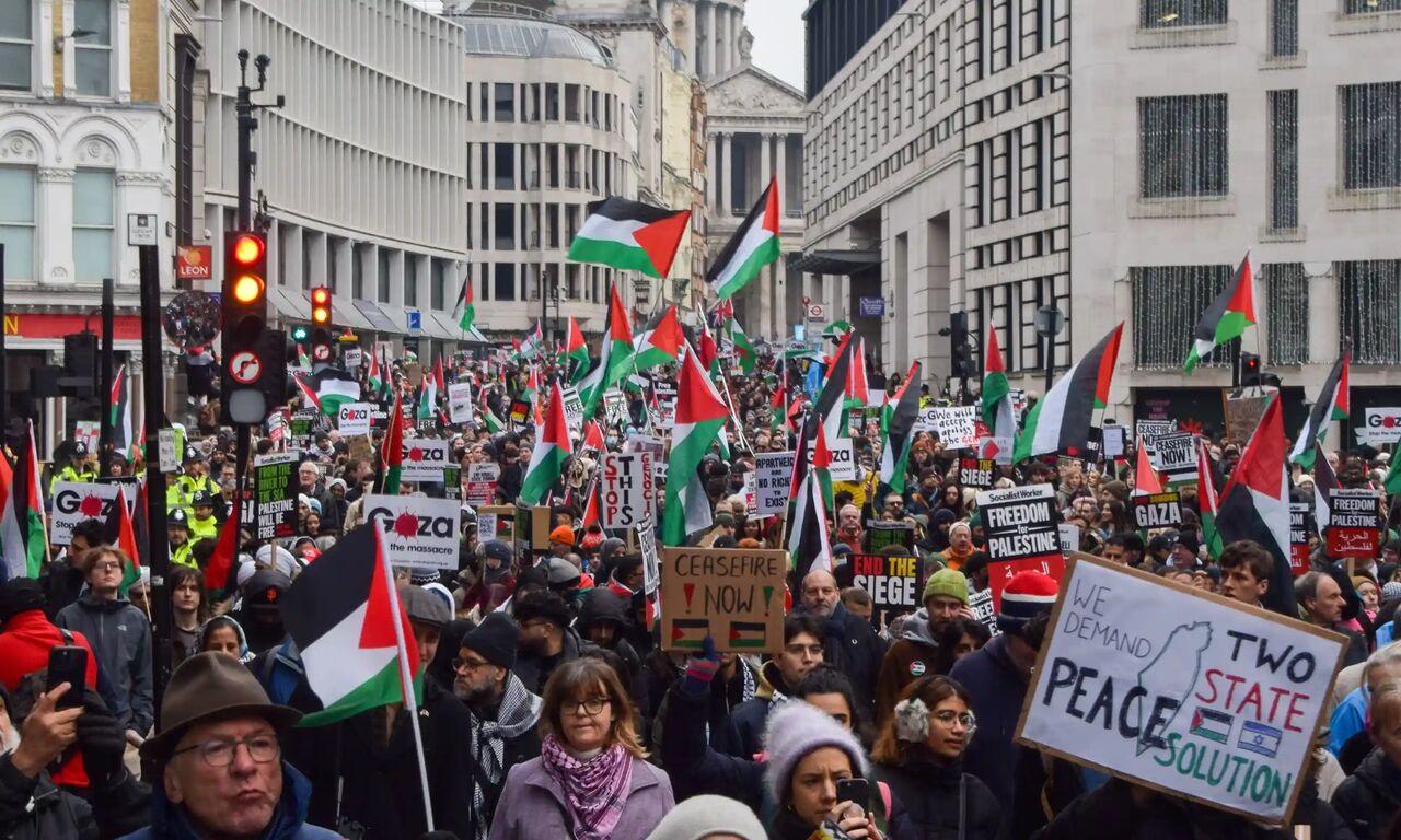 Libu-libong mga Pro-Palestinong protesters ang nagmartsa sa London