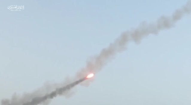 فيديو | مشاهد من قصف قاعدة رعيم العسكرية "مقر قيادة فرقة غزة" 