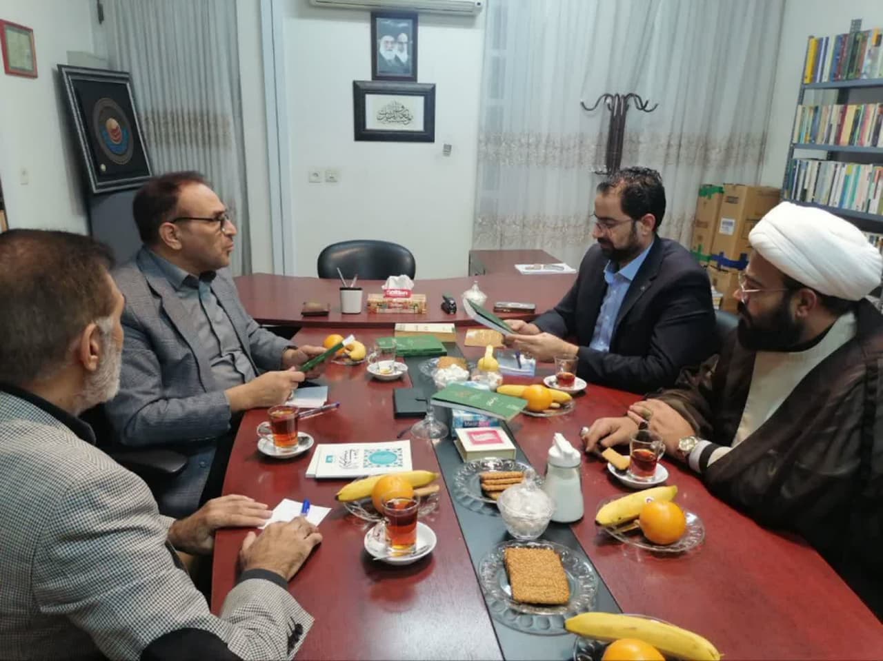 مدیر مؤسسة الهدی للعلاقات الدولیة يلتقي ممثل مؤسسة حروف لتطویر التعلیم+(صور)