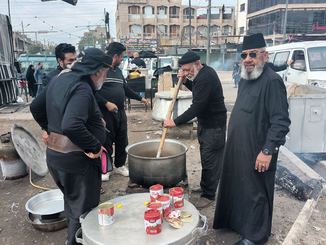 رغم الكبر في السن يدير موكبا يقدم الخدمات لزوار الإمام الكاظم (ع)