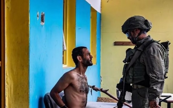 جنودي صهيوني ينشر فيديو لتحقيق مع فلسطيني عار ومكبل اليدين في غزة