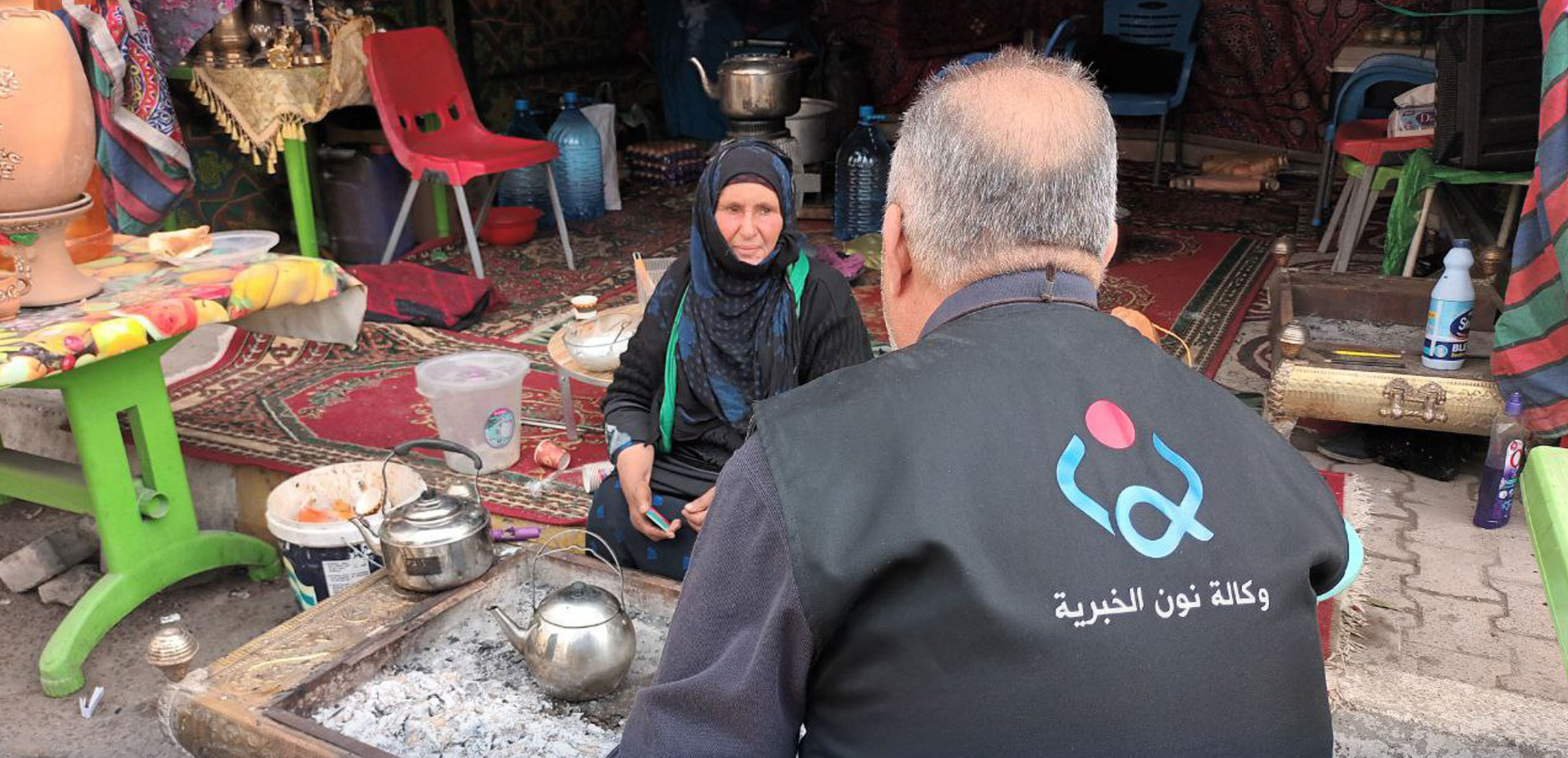 أم حيدر الكربلائية تخدم زوار الإمام الكاظم(ع) لوحدها وتوزع ثمانية أنواع من الشاي والقوة+(صور)