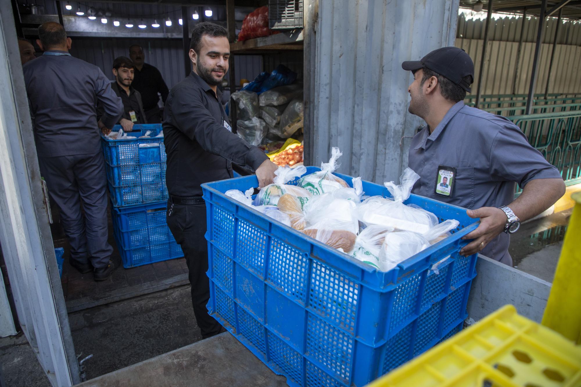 Restaurant dept of Al-Abbas shrine doubles its services to visitors on martyrdom of Imam al-kazim (+Photos)