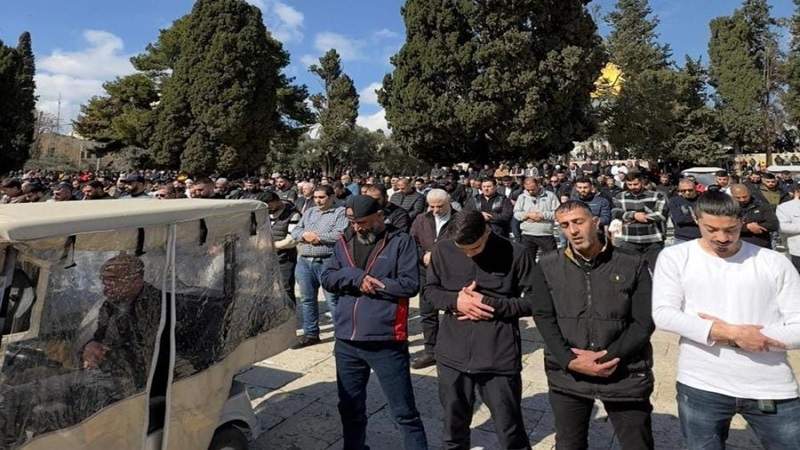 25 ألفا يؤدون صلاة الجمعة في المسجد الأقصى رغم إجراءات قوات العدو 