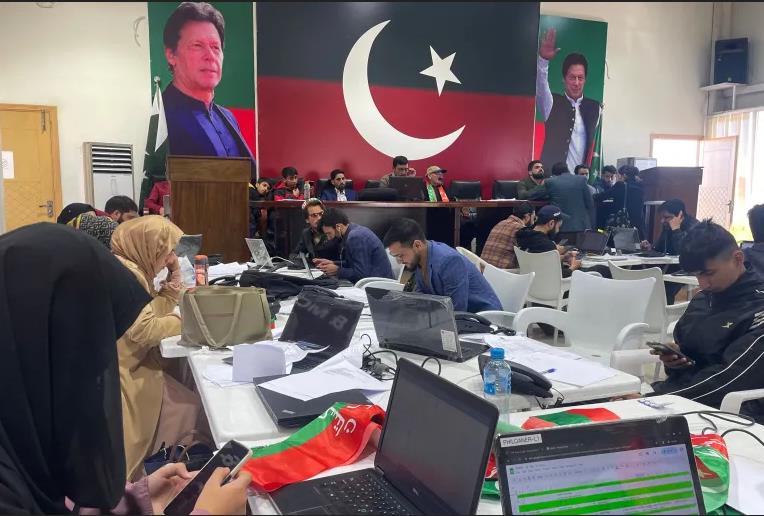 مؤيدو "عمران خان" يتقدمون بمعظم الدوائر الانتخابية في باكستان 