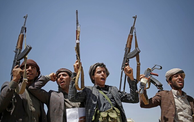 Laporan: Biden menghadapi tekanan untuk menyerang Houthi di dalam Yaman Laporan: Biden menghadapi tekanan untuk menyerang Houthi di dalam Yaman