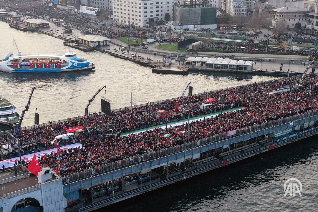 Photos / Video: Massive march on Galata Bridge of Istanbul,  chanting "Free Palestine", "curse on Israel"