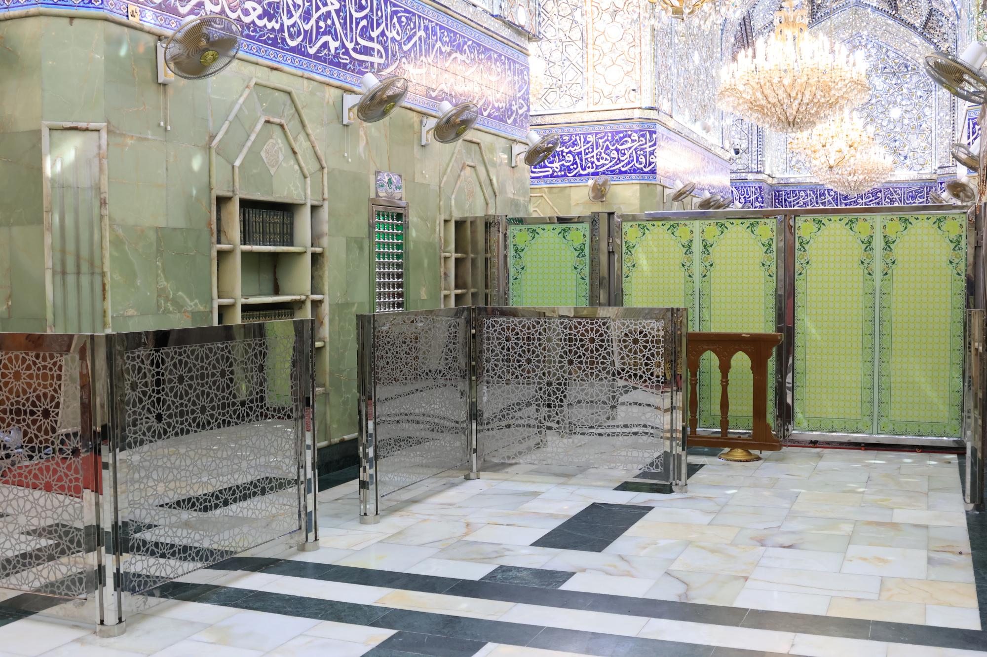 إنهاء تثبيت القواطع الحديدية داخل حرم أبي الفضل العباس عليه السلام لتحديد مسار الزائرات + صور