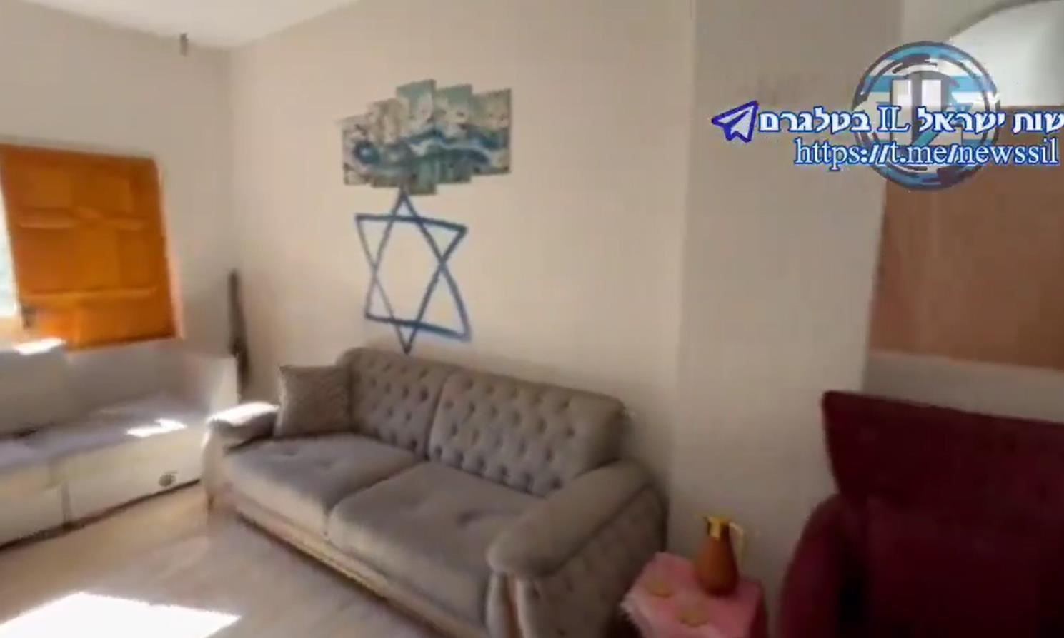 فيديو | جنود الاحتلال يحولون احد منازل فلسطينيين بغزة الى كنيس يهودي