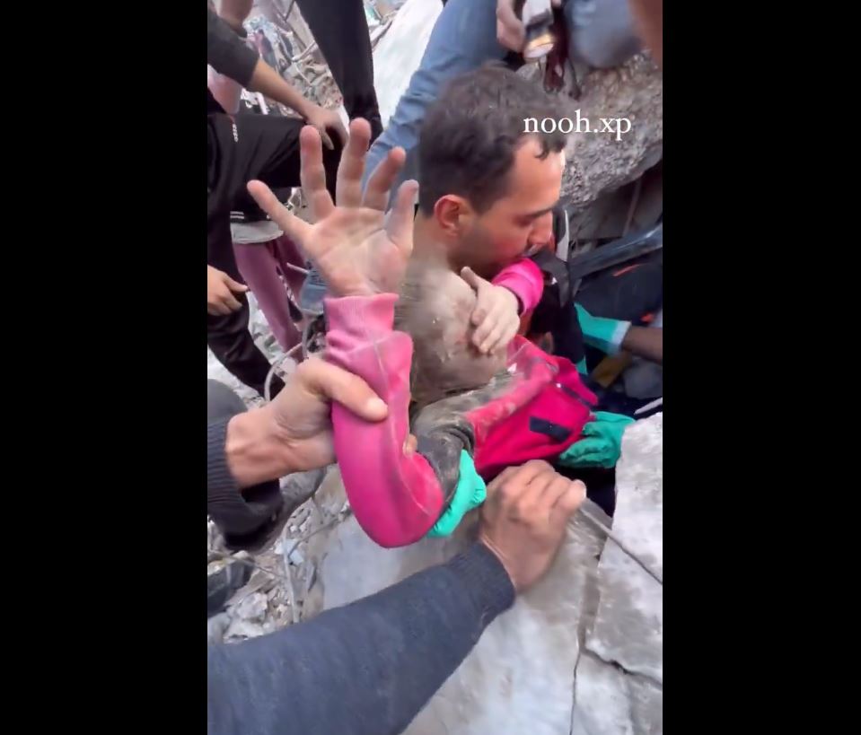 Video: Despite lack of equipment Palestinian rescuer pull out a girl alive trapped under rubble 
