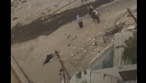 جيش الاحتلال يقنص مُسنة فلسطينية تمسك طفلا يحمل الراية البيضاء أثناء النزوح+(فيديو)