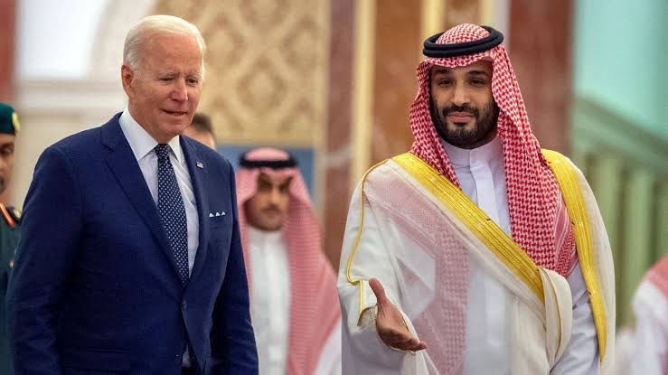 Suudi Arabistan ve Körfez ülkeleri, Yemen’e düzenlenecek operasyon için havalanan ABD ve İngiltere uçaklarına hava sahası kullanımı için izin verdi.