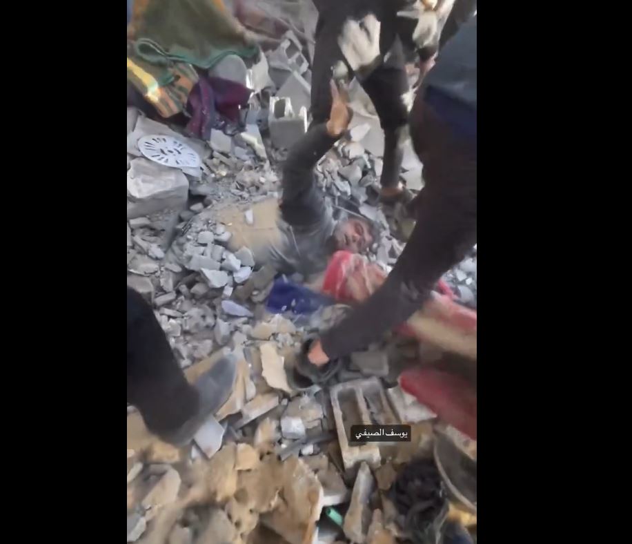 فيديو | عالقون تحت الأنقاض بعد القصف الصيهوني في دير البلح بغزة