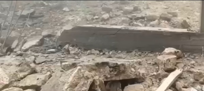 فيديو | مشاهد من آثار قصف مقر الجماعات الإرهابية في إدلب بواسطة صواريخ الإيرانية