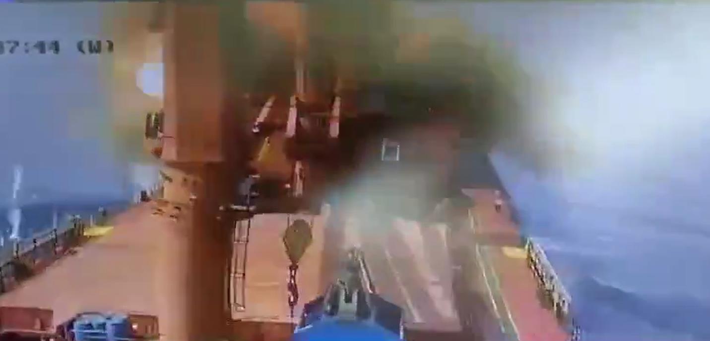فيديو | لحظة ضرب سفينة متجهة الى الكيان الصهيوني بصاروخ القوات المسلحة اليمنية