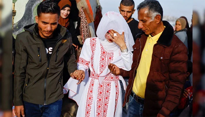 غاصب صہیونیوں کی جارحیت کا شکار غزہ کے ایک کیمپ میں فلسطینی جوڑے کی شادی +تصاویر