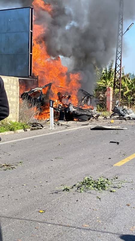Urgent: Targeting a car by Zionists on in southern Lebanon / Video