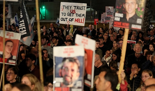 آلاف الإسرائيليين يطالبون بإزاحة "نتنياهو" وإعادة الأسرى المحتجزين في غزة