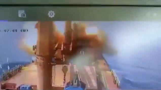 فیديو | لحظة ضرب الصاروخ اليمني لسفينة كانت متجهة الى كيان العدو الصهيوني