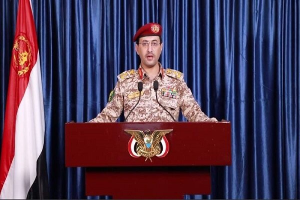 القوات المسلحة اليمنية تعلن استهداف سفينة شحن عسكرية امريكية 