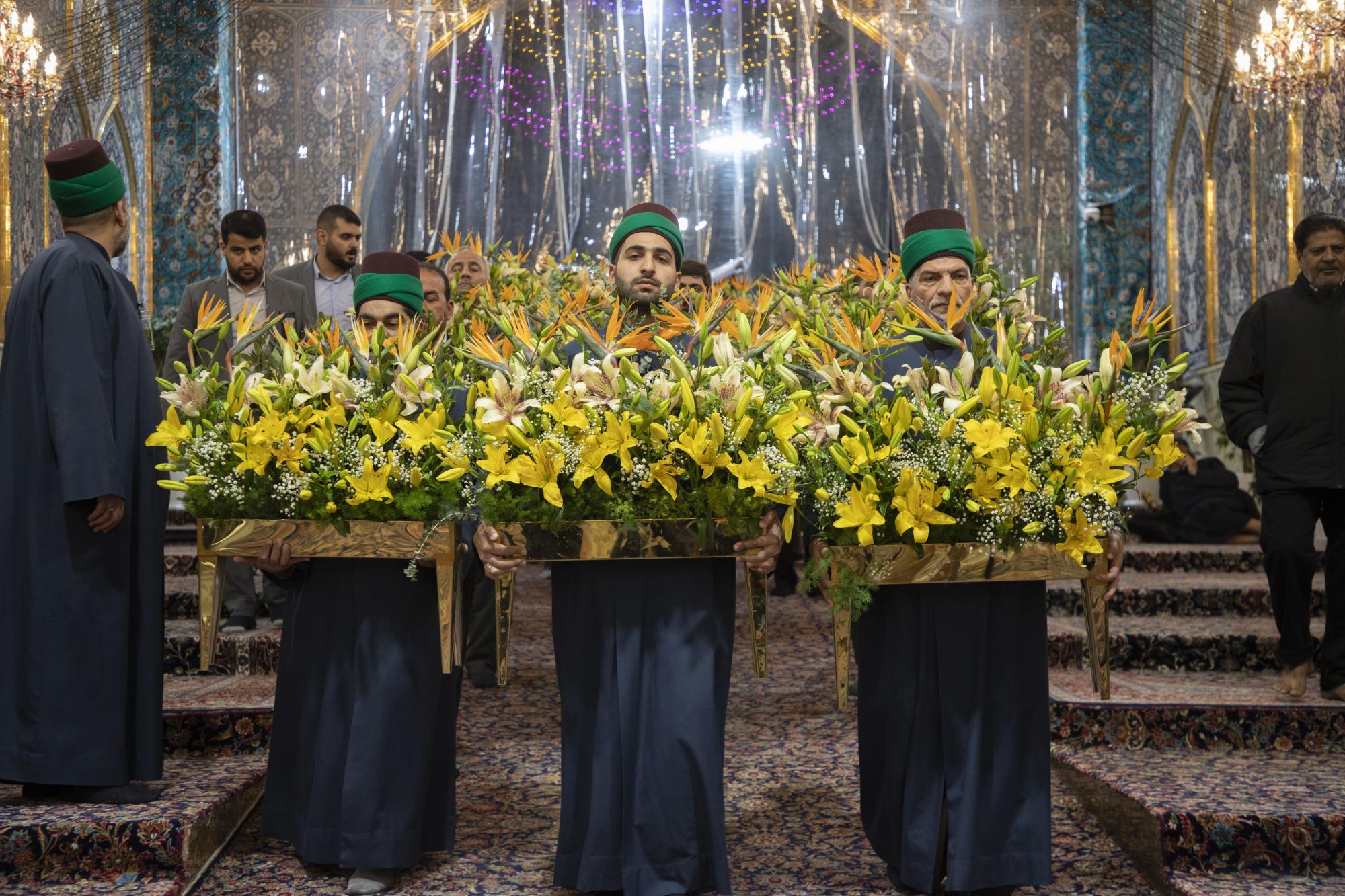 تزيين شباك المرقد الطاهر لأبي الفضل العباس (ع) بأكاليل الورد  + صور