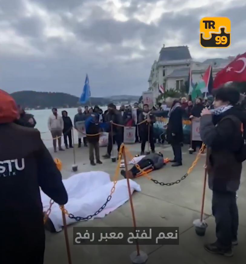 Video: Activists demonstrate in front of Egyptian Consulate in Istanbul; demand opening of Rafah crossing