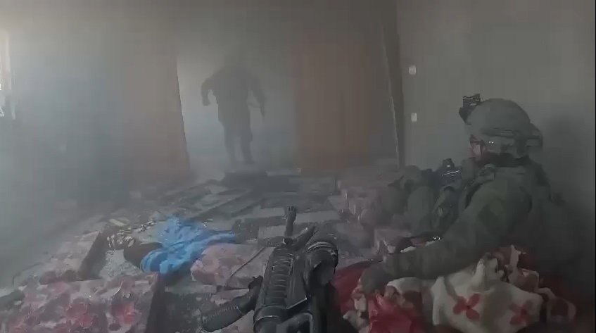 فيديو | مشاهد من كاميرة احد الجنود للحظة وقوع جنود الاحتلال في كمين داخل منزل في غزة