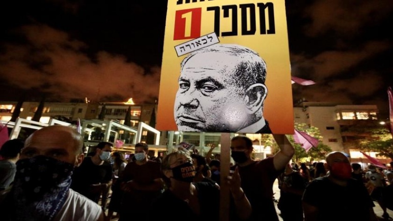 Siyonist esirlerin aileleri Netanyahu'nun evi önünde toplandı