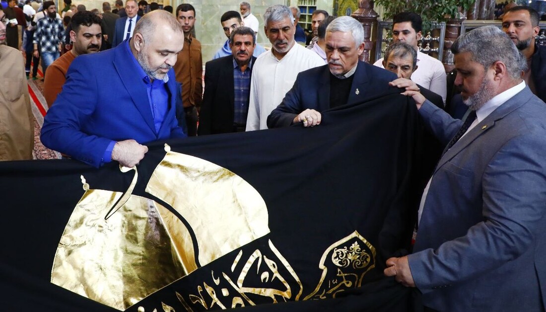 تسليم راية الإمام الكاظم(ع) للعتبة الحسينية تزامنا مع قرب احياء ذكرى استشهاده+(صور)
