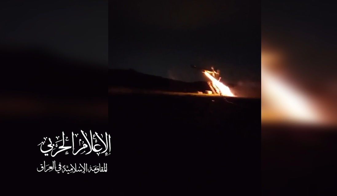 فيديو | المقاومة العراقية تهاجم قاعدة الإحتلال الأمريكي في خربة عدنان بسوريا بطائرة مسيرة