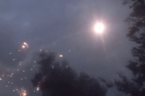 فيديو | مشاهد من قصف حركة المجاهدين لقاعدة الطيران الصهيونية في مغتصبة رعيم