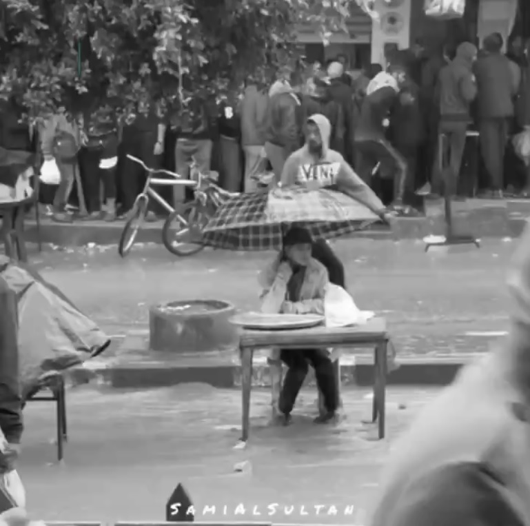 Video /Soğuktan titriyordu, satabildiğini satmaya çalışıyordu. Filistin'de çocuk olmak...