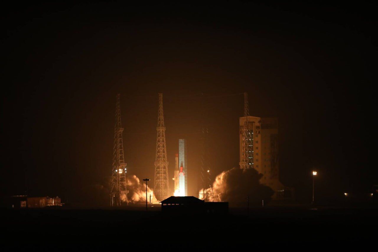 Irã lança com sucesso três satélites em órbita
