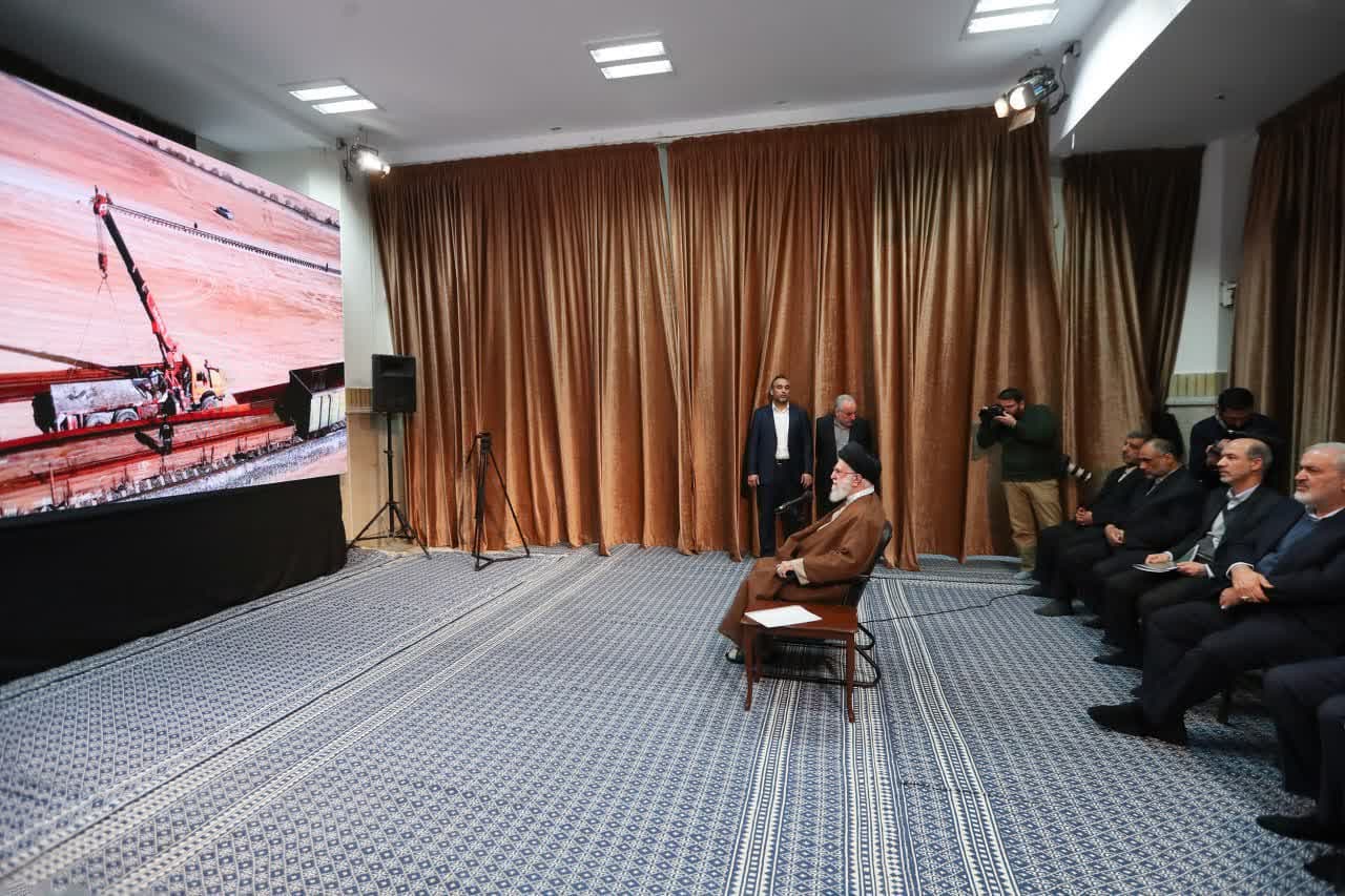 Imam Khamenei visits exhibition on domestic production