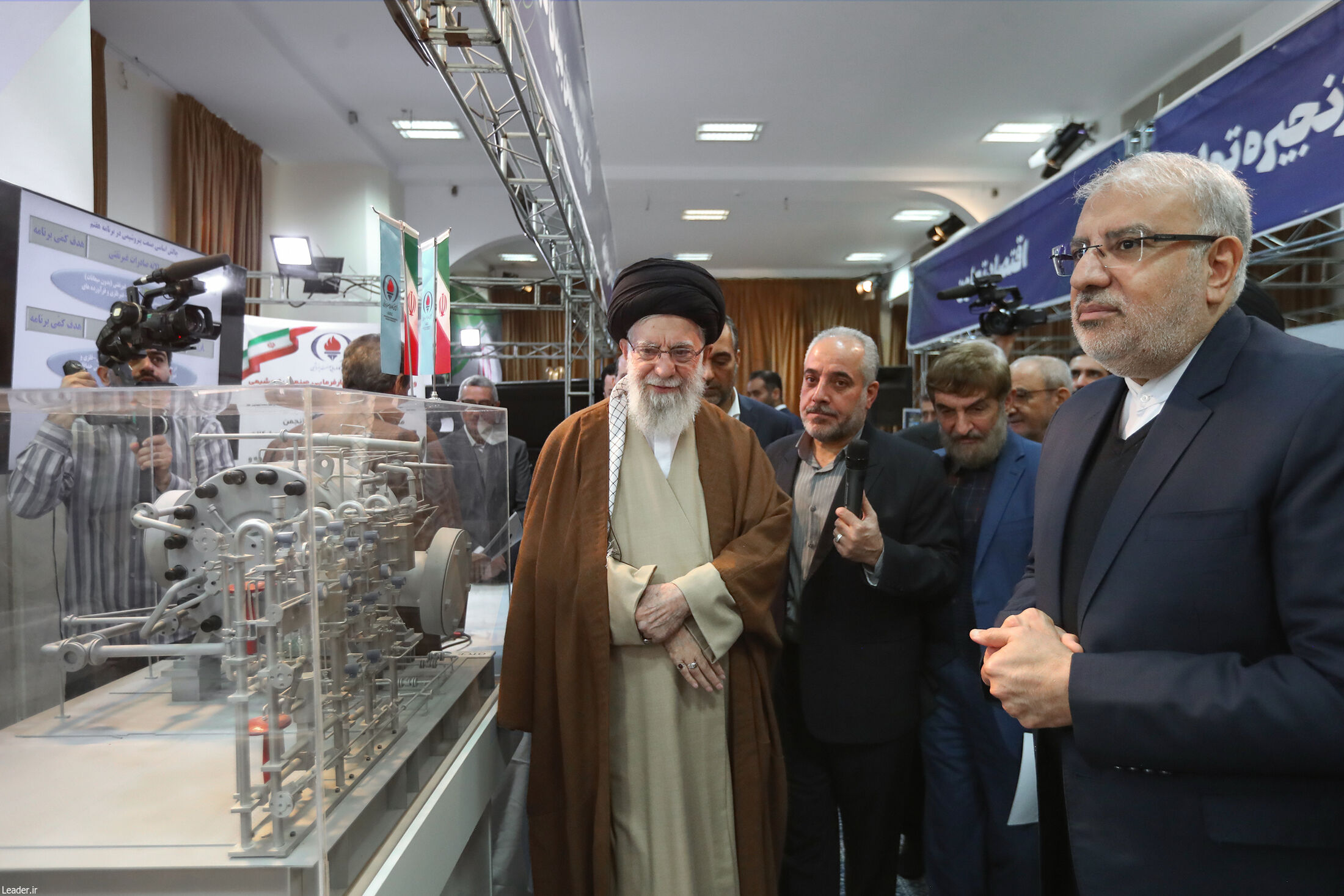 Isinusuri ng Pinuno ng Isalmikong Rebolusyon ng Iran, ang isang eksibisyon ng mga kakayahan sa produksyon ng Iran + mga larawan