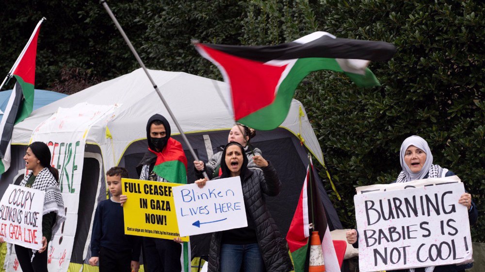 Video: Pro-Palestinian protesters demonstrate outside US Secretary of State's home