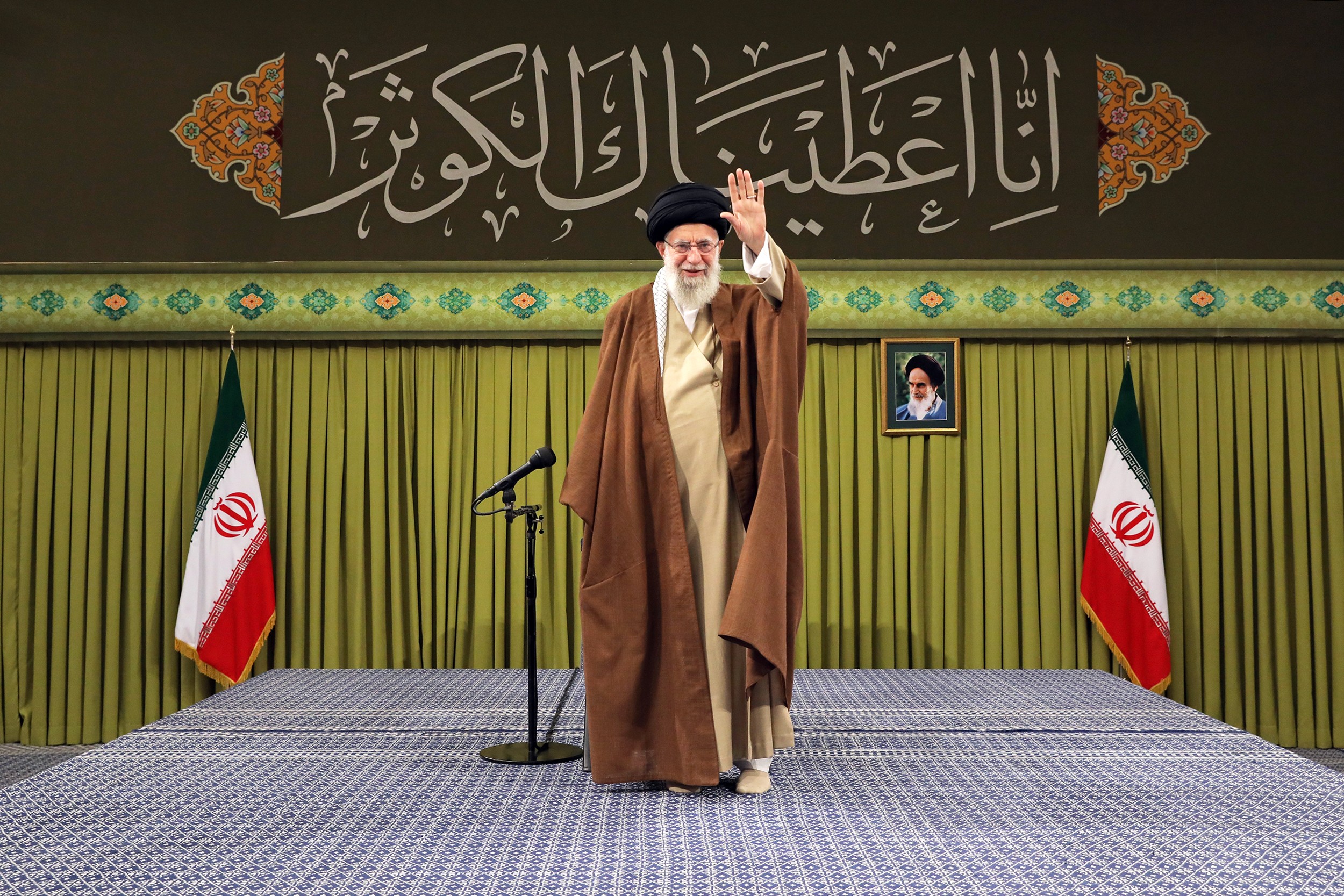 قائد الثورة الاسلامية يستقبل جمعا من منشدي وذاكري مناقب أهل البيت (ع)