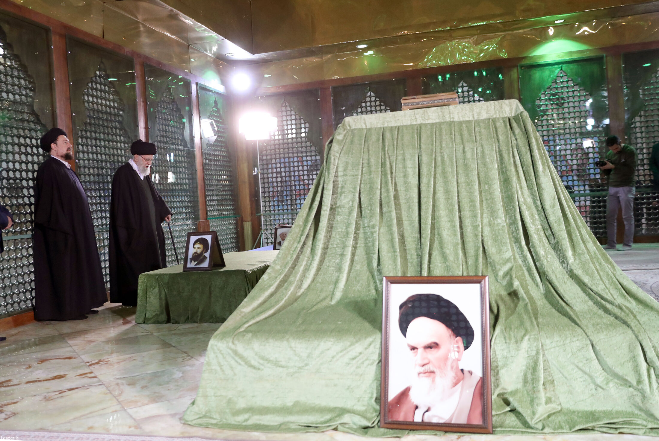  Ayatullah Khamanei Ziarahi Makam Imam Khomeini dan Pemakaman Syuhada