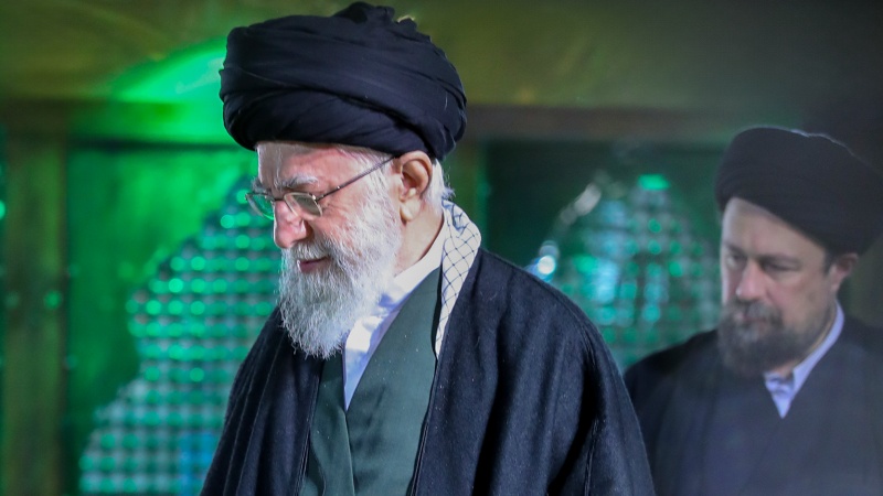 イラン最高指導者が、故ホメイニー師の霊廟と殉教者墓地を訪問（動画）