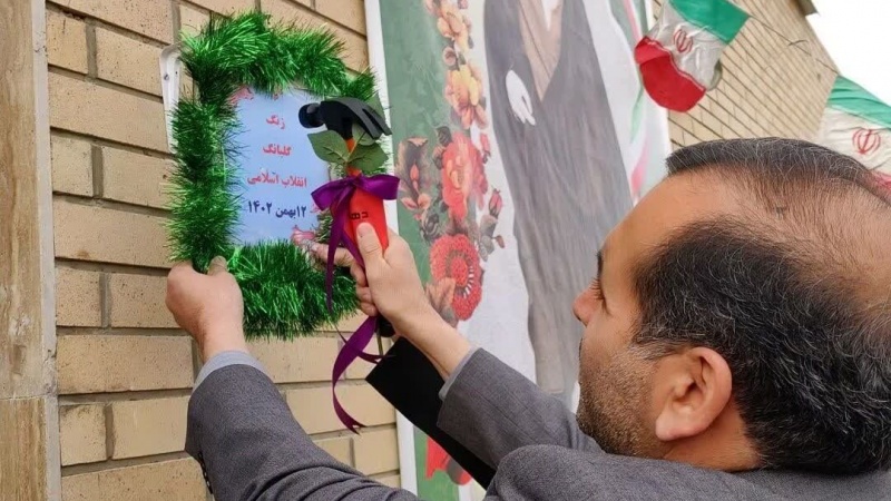 イラン全国の学校で「イスラム革命の鐘」の音響く