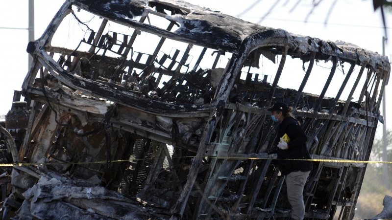 メキシコで、2階建てバスとトラックが正面衝突し19人死亡