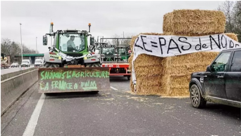 Fransa'da protestocu çiftçilerden Paris'e traktör kuşatması